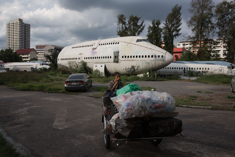 Illustration for article titled Bangkok's Homeless Are Turning These Decommissioned Airplanes Into Makeshift Homes